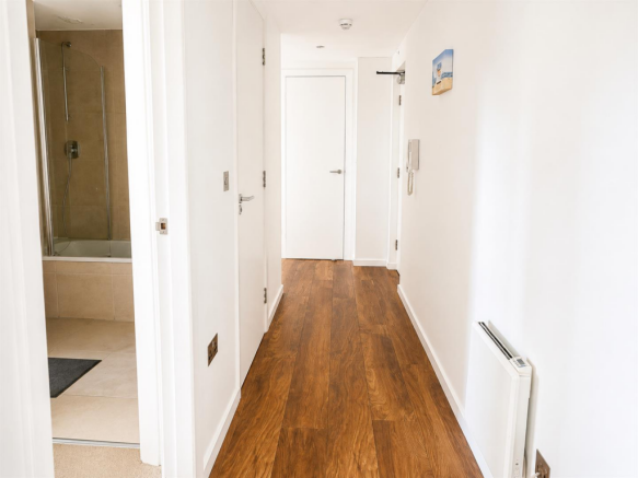 3 bed Flat to rent Image 10