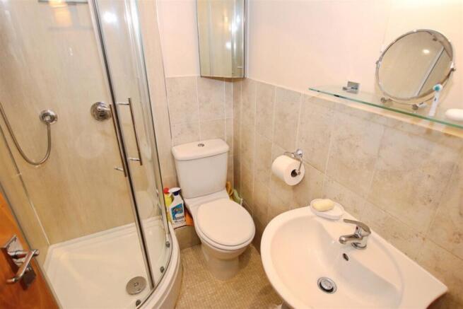 EN-SUITE SHOWER ROOM