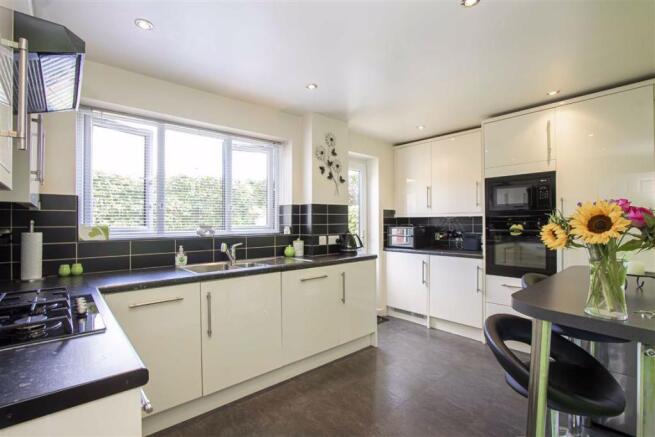 REFITTED KITCHEN/BREAKFAST ROOM