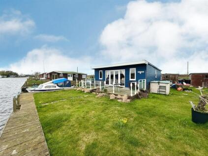 North West Riverbank, Potter Heigham, NR29