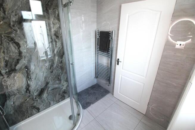 FAMILY SHOWER ROOM