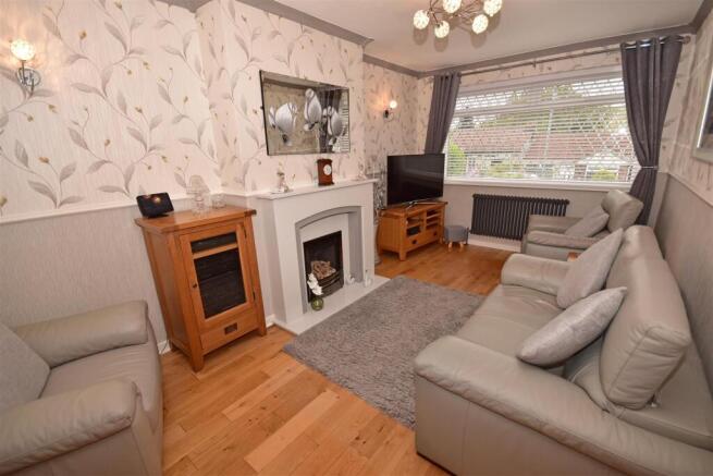 Richmond Crescent, Mossley, Ashton-Under-Lyne photo 4