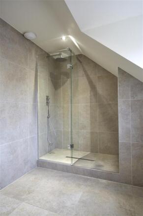 5 bed Detached for sale Image 12