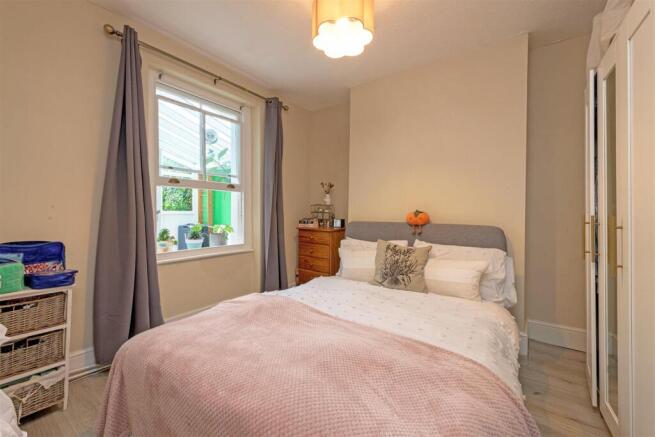 16A Haldon Rd Bed.jpg