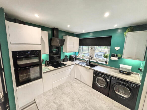 3 bed Apartment to rent Image 4