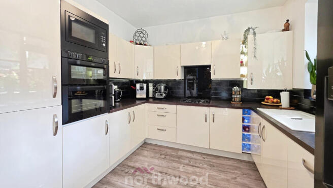 3 bed Town House for sale Image 4