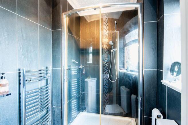 En-suite Showe...