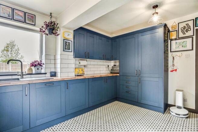 4 bed Semi-Detached for sale Image 4