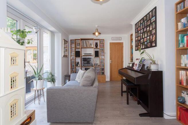 GARDREN/FAMILY ROOM