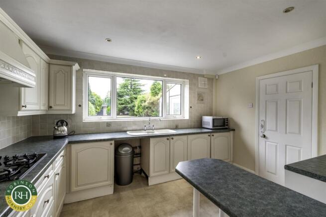 4 bed Detached for sale Image 6