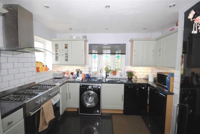 FITTED KITCHEN