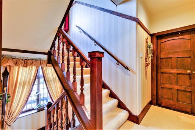 FIRST FLOOR LANDING