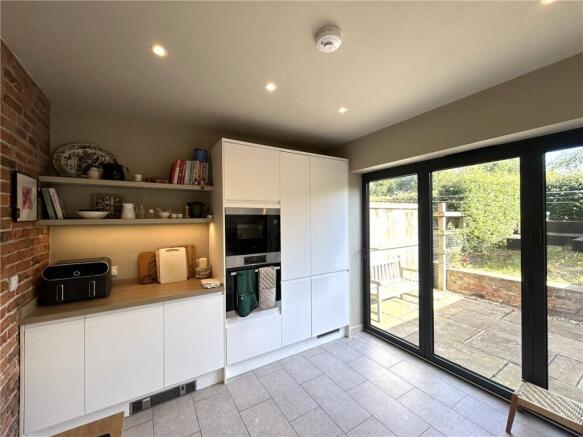 2 bed Terraced to rent Image 4