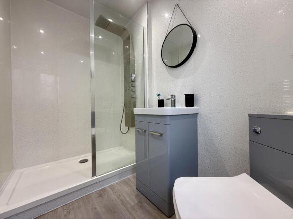 4 bed Detached to rent Image 9
