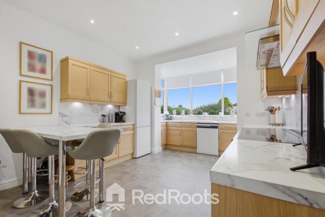 5 bed Semi-Detached for sale Image 7
