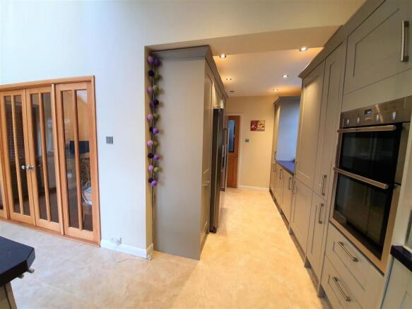 7 Glenhurst Avenue kitchen4.jpg