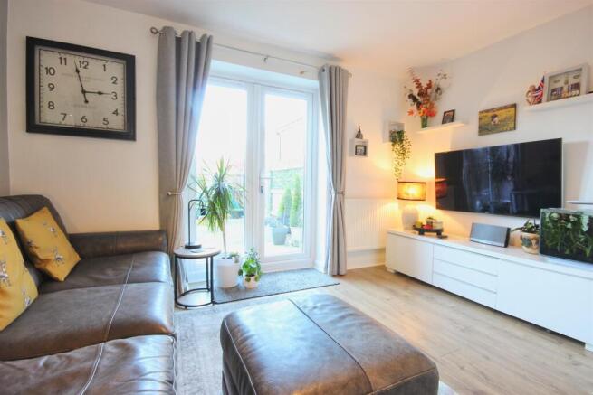 OPEN PLAN LOUNGE AND KITCHEN