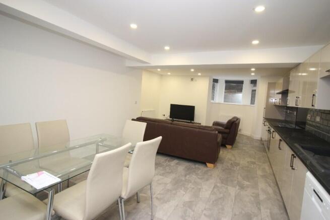 6 bed Terraced to rent Image 4