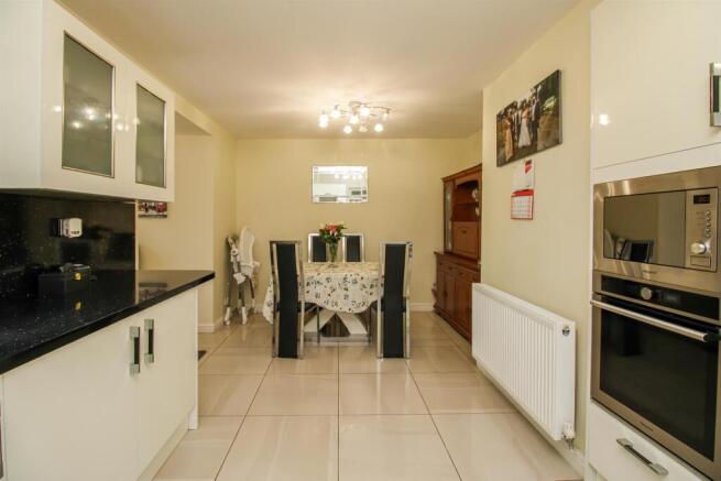 3 bed Semi-Detached for sale Image 4