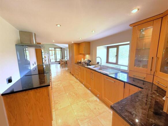 5 bed House for sale Image 8