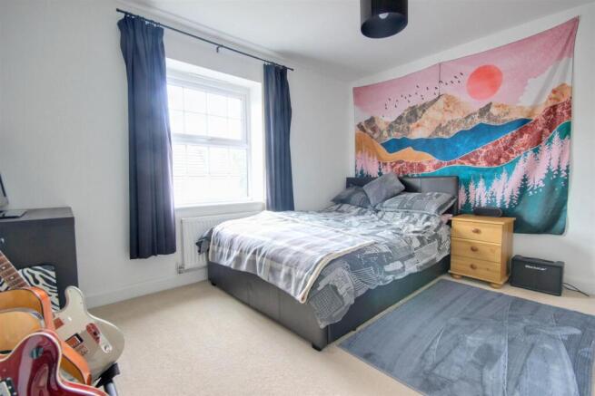 4 bed Detached for sale Image 9