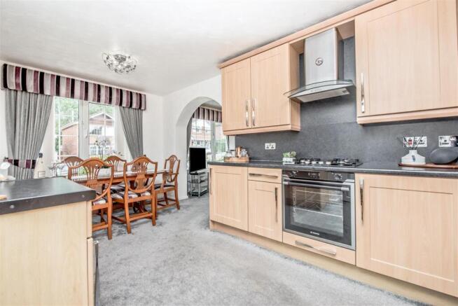 4 bed Detached for sale Image 5