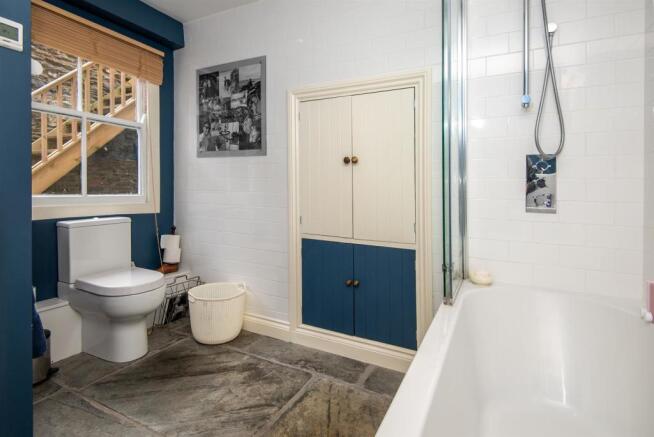BATHROOM/WC