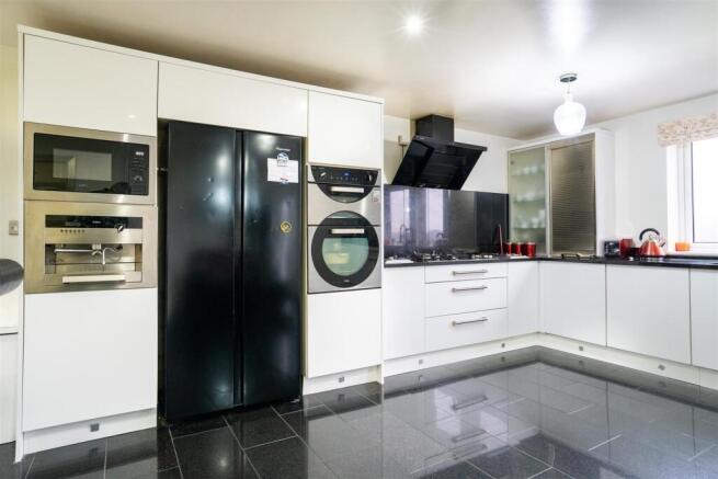 7 bed Detached for sale Image 6