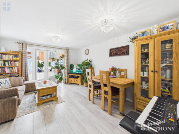 CAM03852G0-PR0420-STILL018