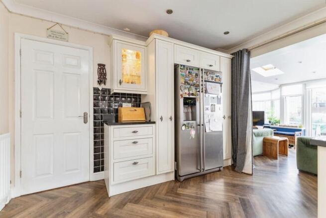 4 bed Detached for sale Image 7