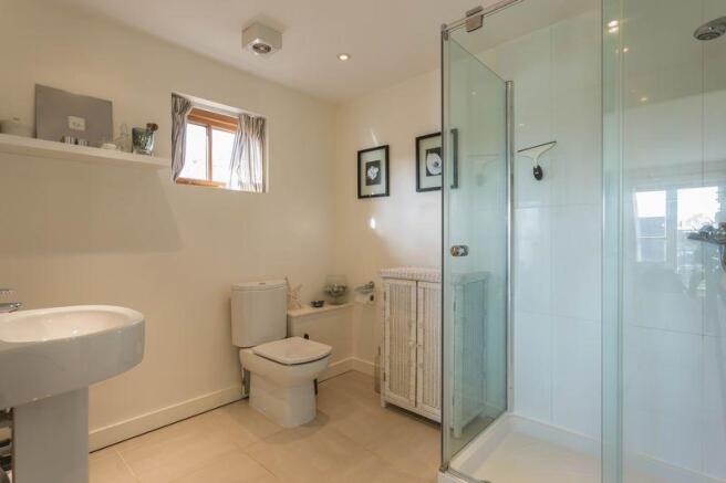 En-suite Showe...