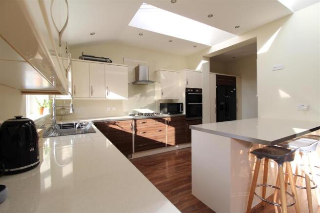 EXTENDED LIVING/DINING KITCHEN