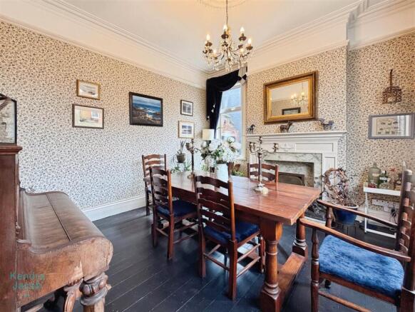 6 bed Detached for sale Image 2