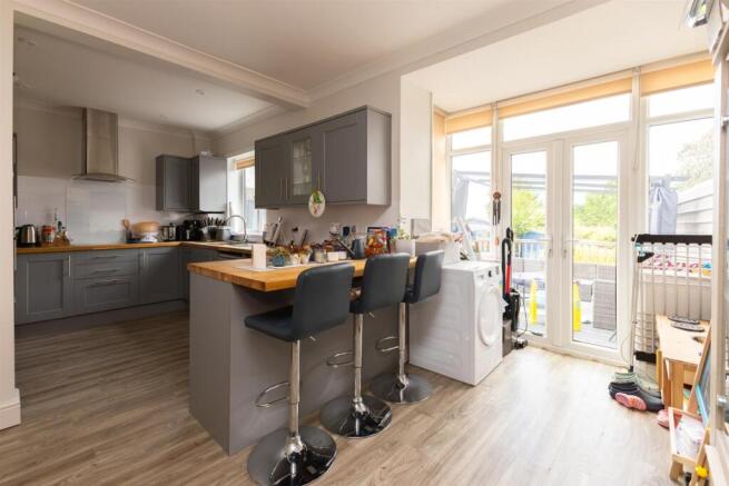 Open plan kitchen & diner
