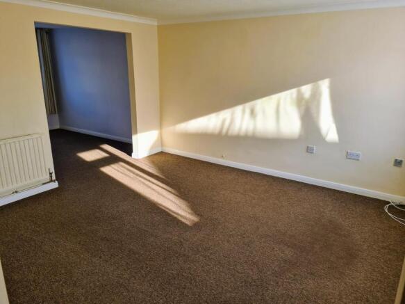 31 Ash Close lounge.jpg