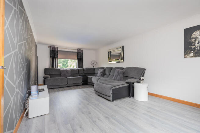 59 holms Crescent PA8 6DJ-1
