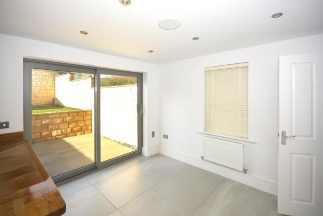 4 bed Semi-Detached to rent Image 4