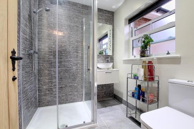 En suite shower