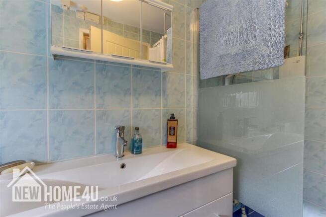 FAMILY BATHROOM: