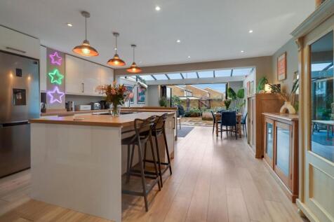 Buckingham Gardens, West Molesey, KT8