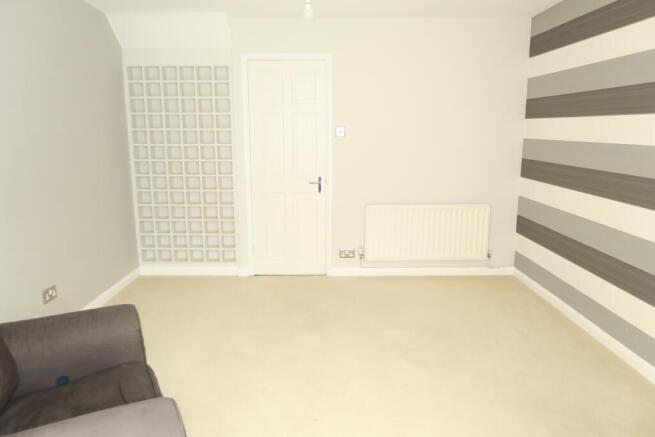 2 bed Semi-Detached to rent Image 4