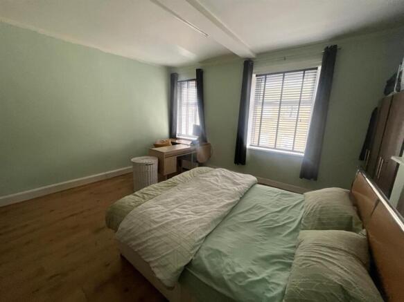 4 bed House for sale Image 11