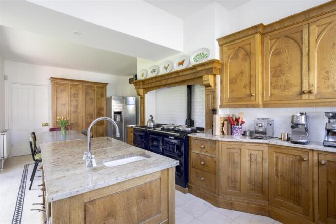5 bed Detached for sale Image 4