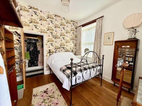 6 bed Detached for sale Image 11