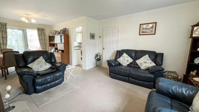 Lounge/dining roo...