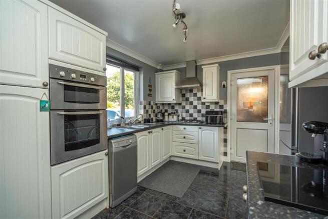 28 Woodhouse Road (22).jpg