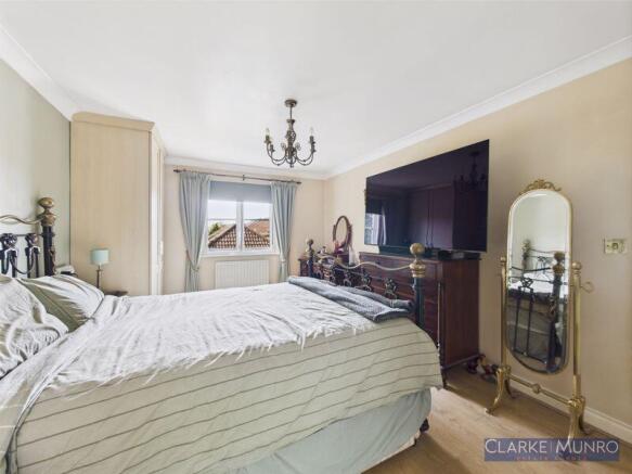 5 bed Detached for sale Image 12