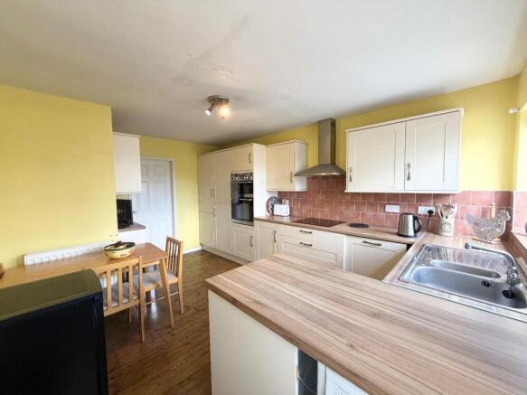4 bed Semi-Detached for sale Image 9