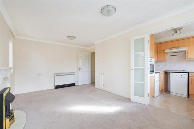 The Parade, Epsom, KT18 photo 4