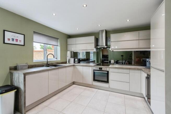 4 bed Detached for sale Image 7